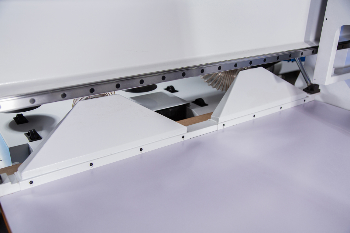 workpiece pusher with table cleaning